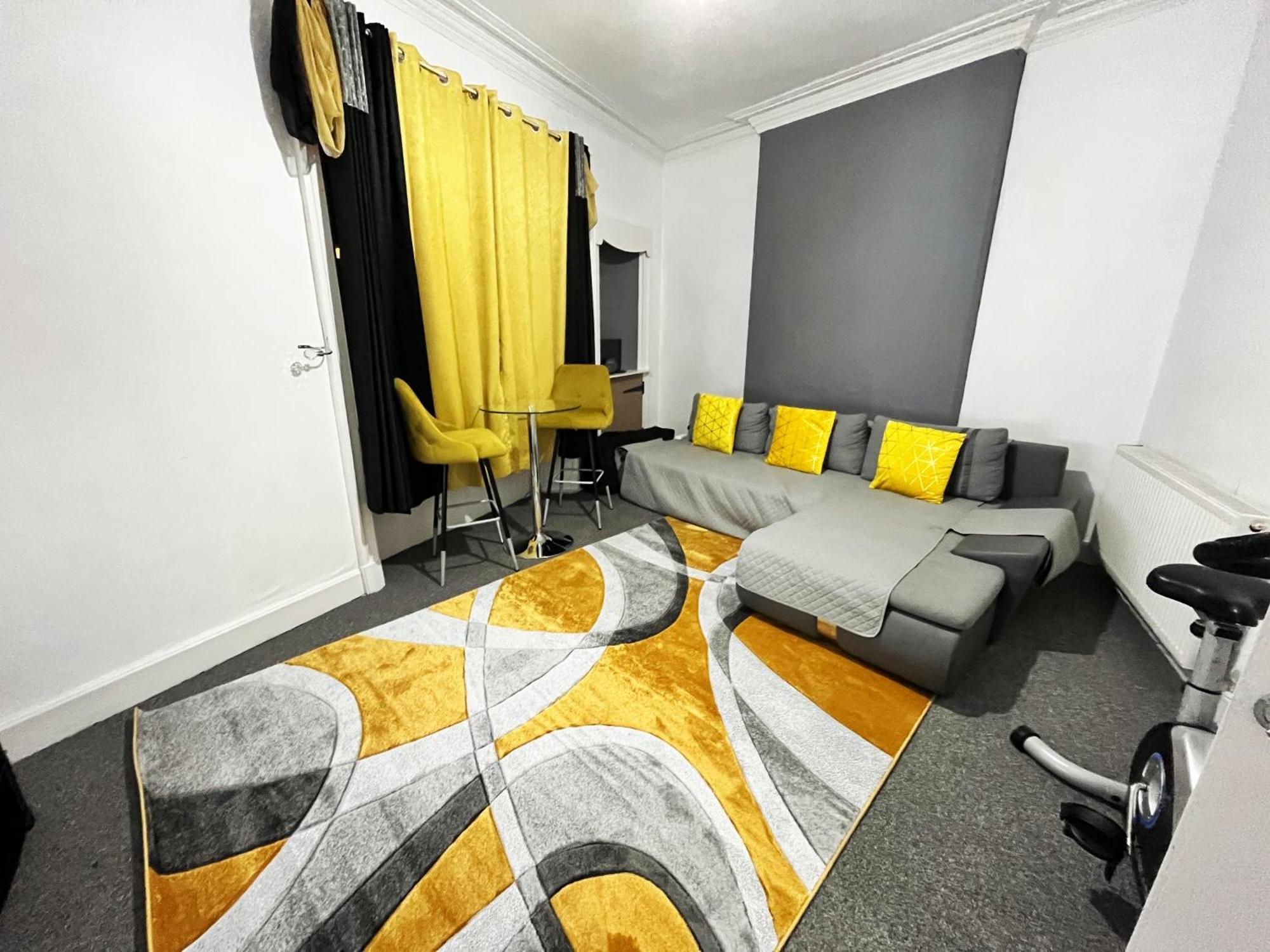 Spacious 3 Bedroom Entire Self Check In * Cowdenbeath